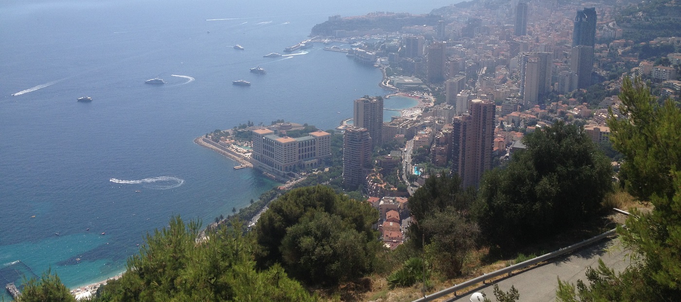 Ein Panorama einer Stadt, die am Meer liegt.